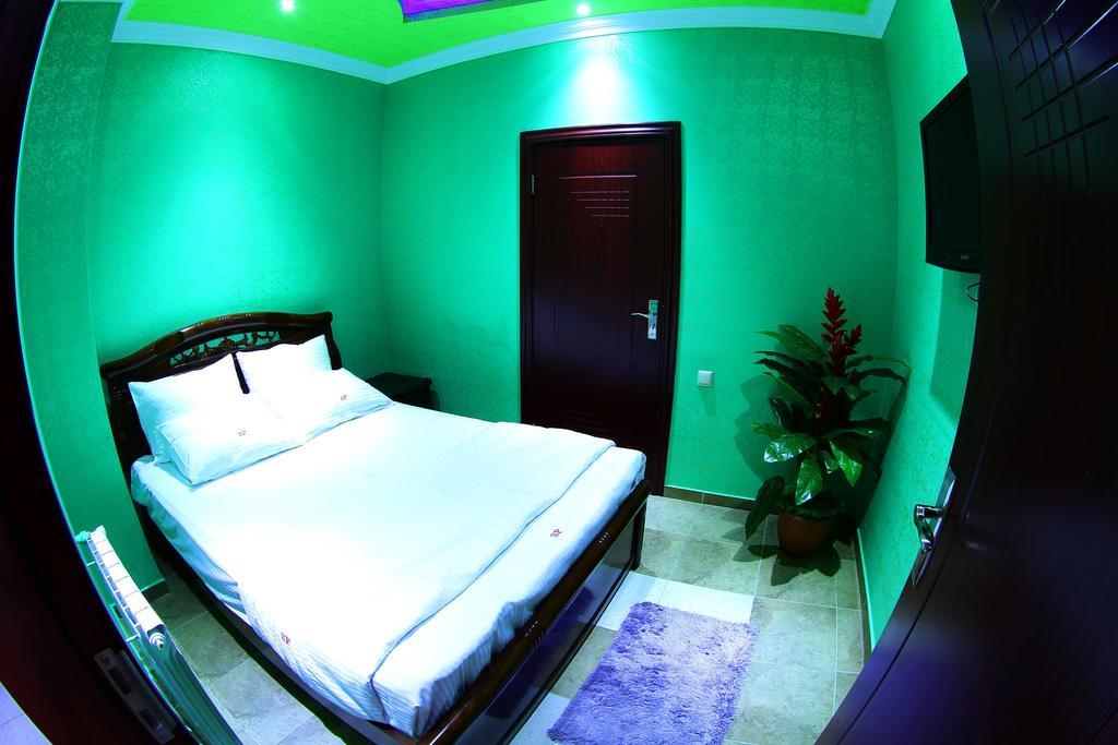 Sochi Plaza Hotel Yerevan Bagian luar foto