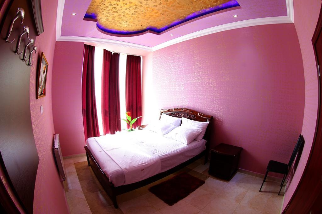 Sochi Plaza Hotel Yerevan Bagian luar foto